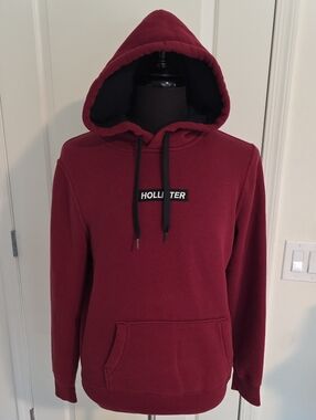Hollister Men's Maroon Pullover Hoodie with Black Drawstrings